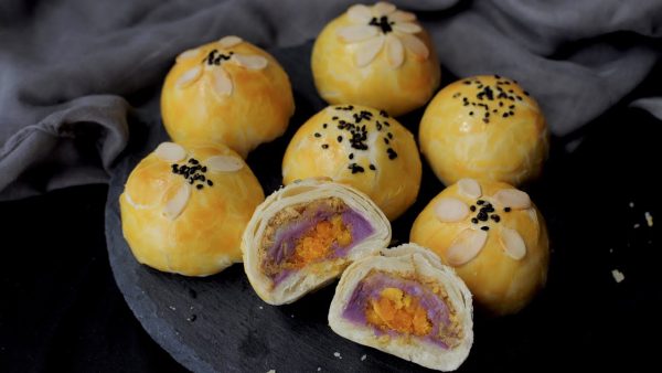 Bánh trung thu vỏ ngàn lớp nhân mochi khoai môn - Ảnh 2