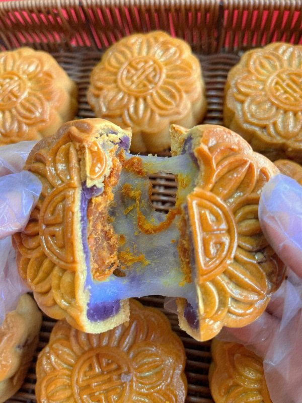 Bánh trung thu vỏ truyền thống nhân khoai môn trà bông trứng muối - Ảnh 3