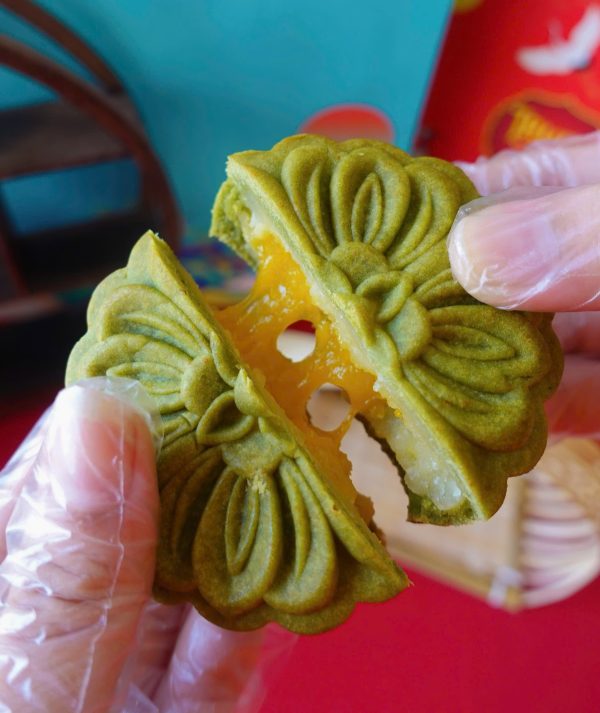 Bánh trung thu vỏ matcha - nhân lava trứng - Ảnh 3