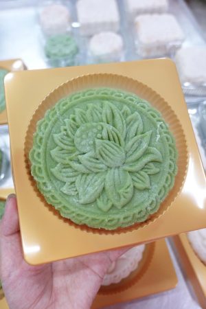 Bánh trung thu nhân sen nhuyễn trứng muối