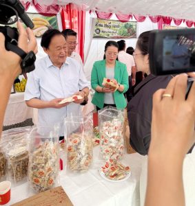 GS.TS Nguyễn Lân Hùng thăm quan gian hàng Vinabisca tại buổi tọa đàm