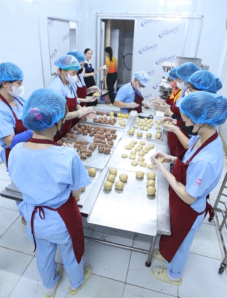 Mỗi chiếc bánh là tâm huyết của cả một đội ngũ làm nghề phía sau