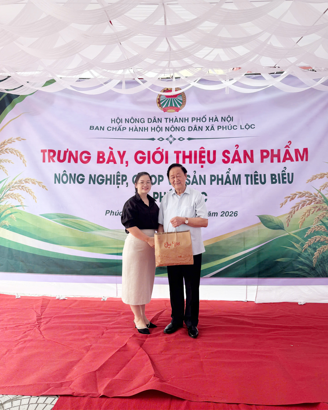 GS.TS Nguyễn Lân Hùng chụp ảnh cùng đại diện Vinabisca