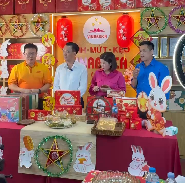 Đại diện lãnh đạo xã Phúc Lộc cùng livestream bán hàng cùng Vinabisca
