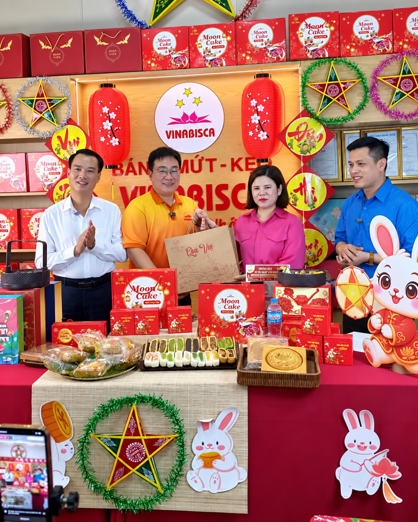 Ông Nguyễn Văn Quang - Giám đốc Công ty đích thân trao tặng những phần quà đến đại diện xã Phúc Lộc để gửi tới các bé có hoàn cảnh khó khăn trong dịp trung thu này 