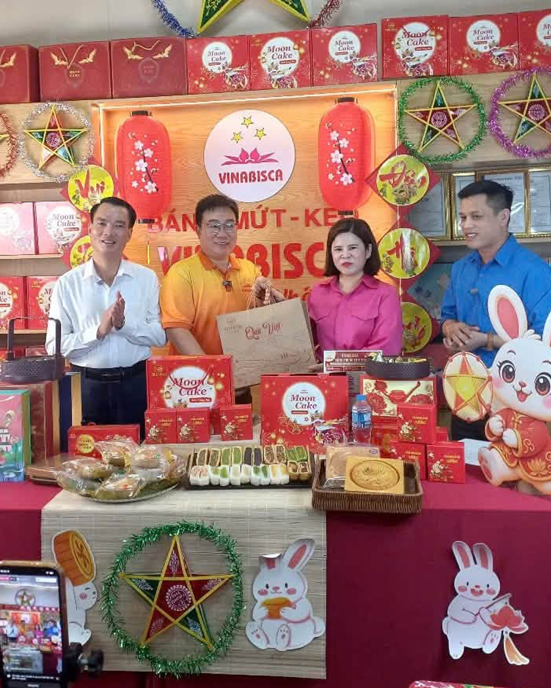 Đại diện công ty trao tặng quà