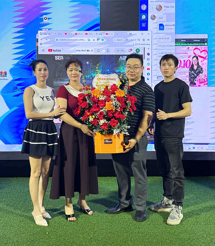 Đại diện chị em lên nhận hoa từ công ty