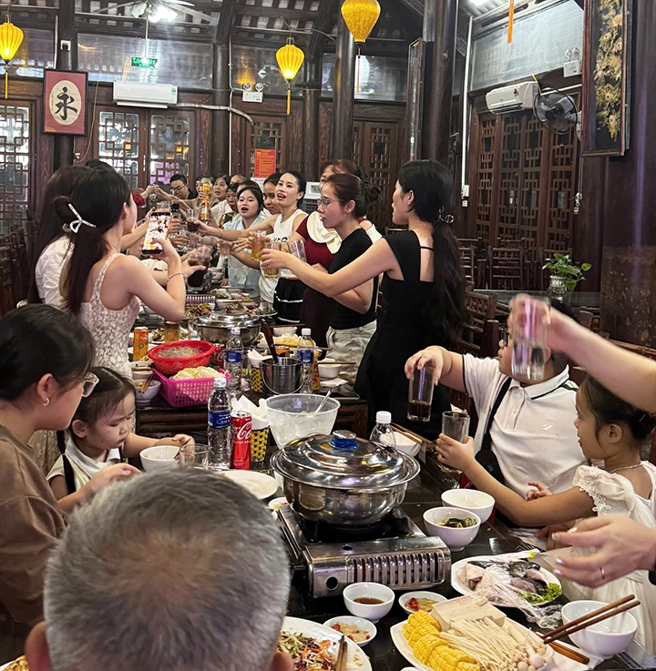 Những tràng hô hân hoan trong bữa tiệc