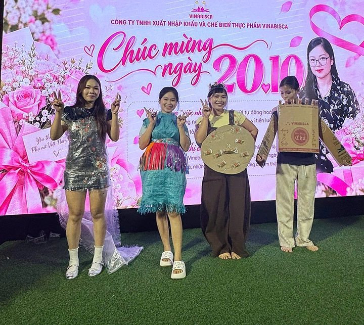 Các tiết mục được sáng tạo từ những nguyên liệu hàng ngày chị em làm trong xưởng